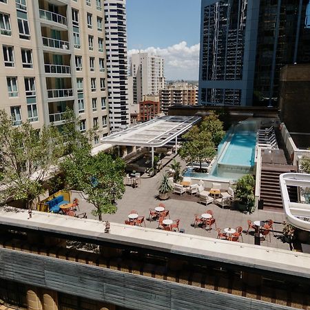 Kimpton Margot Sydney By Ihg Hotel Kültér fotó The rooftop pool at the Ritz-Carlton