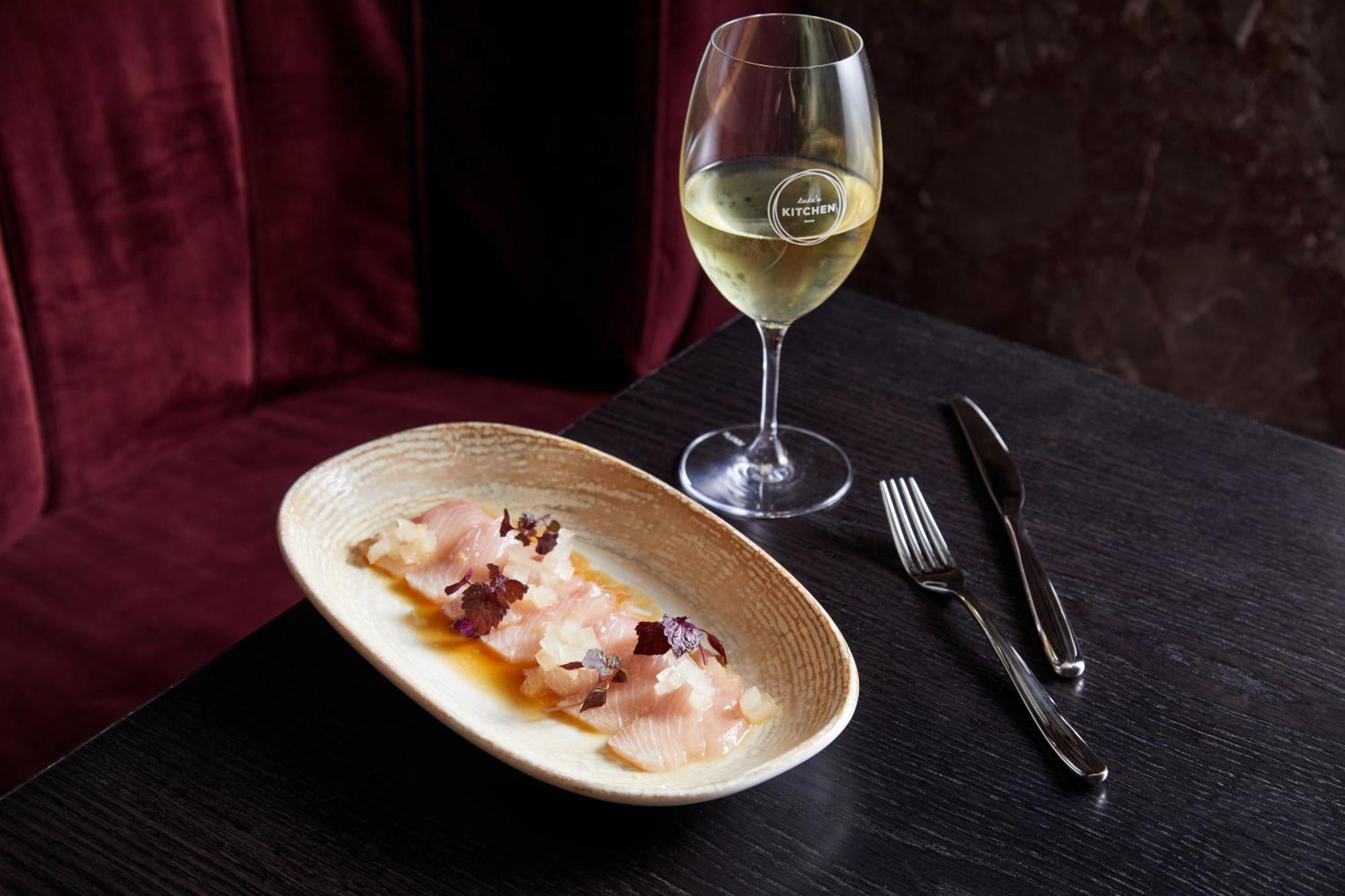 Kimpton Margot Sydney By Ihg Hotel Kültér fotó A glass of white wine with a meal