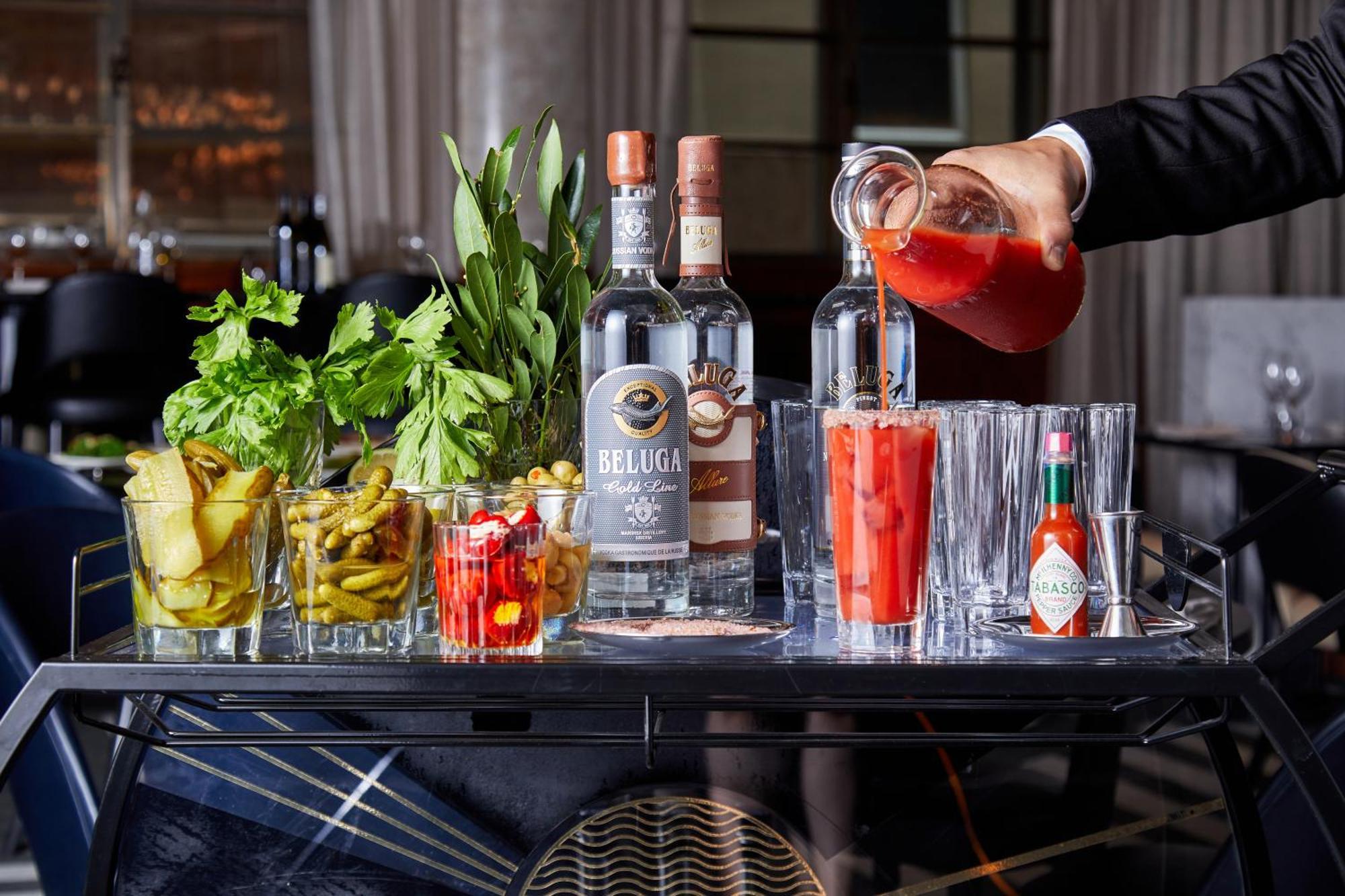 Kimpton Margot Sydney By Ihg Hotel Kültér fotó A Bloody Mary being prepared