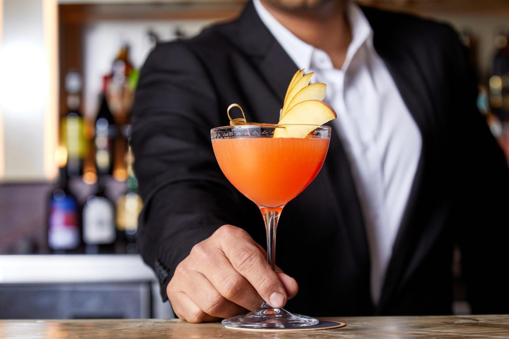 Kimpton Margot Sydney By Ihg Hotel Kültér fotó A bartender serving a cocktail