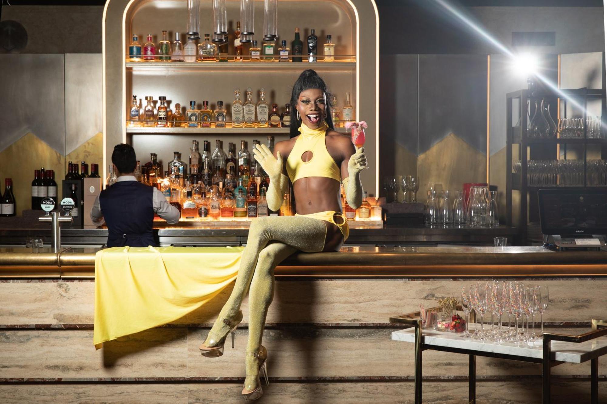 Kimpton Margot Sydney By Ihg Hotel Kültér fotó A model wearing a yellow latex ensemble