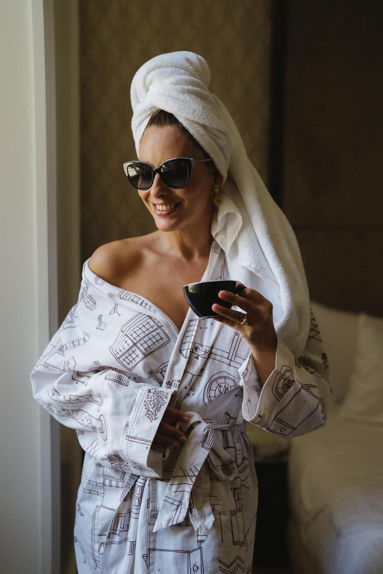 Kimpton Margot Sydney By Ihg Hotel Kültér fotó A woman wearing a bathrobe