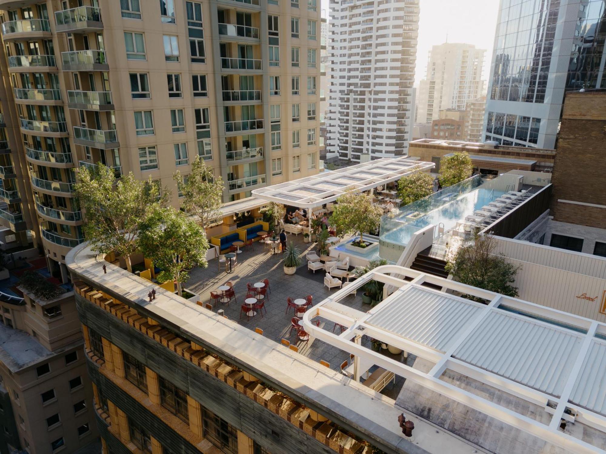 Kimpton Margot Sydney By Ihg Hotel Kültér fotó The rooftop pool at the Ritz-Carlton, Dubai