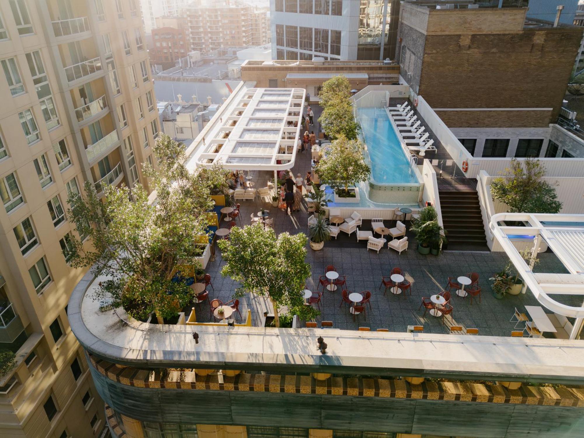 Kimpton Margot Sydney By Ihg Hotel Kültér fotó The rooftop pool at the Standard East Village